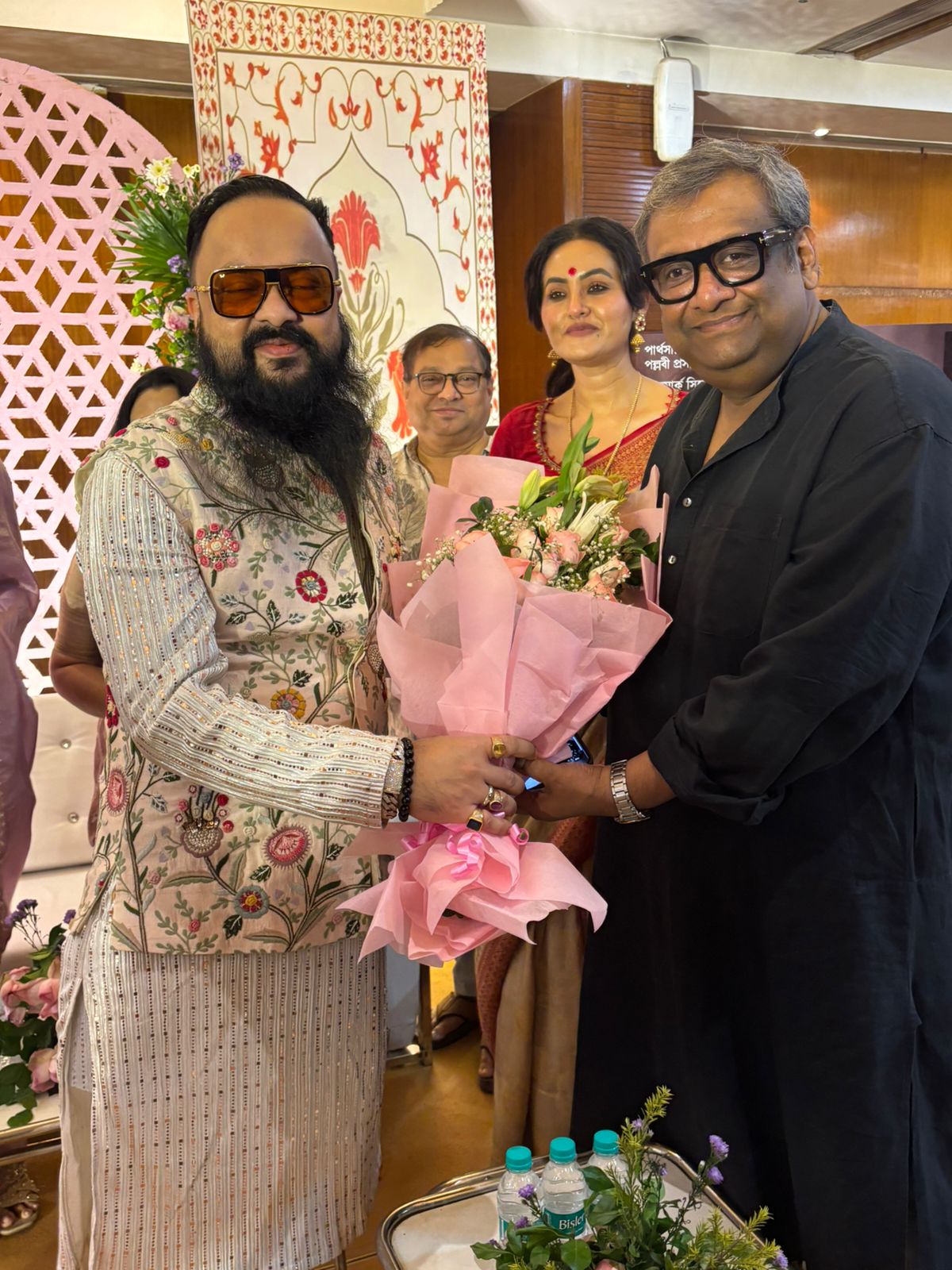 মহরতের শুভক্ষণ: ২১ অক্টোবর ২০২৫, অর্থাৎ কার্তিক অমাবস্যা তিথি শেষ হয় রাত ৫টা ৫৪ মিনিটে— সেই শুভক্ষণেই সম্পন্ন হয় ‘ওয়েটিং রুম’-এর মহরৎ। একই সঙ্গে মুক্তি পায় ছবির পোস্টার। ‘ওয়েটিং রুম’ আসছে ২০২৬-এ— যেখানে কৌশিক গঙ্গোপাধ্যায়ের ক্যামেরায় ধরা পড়বে এক নারীর রূপান্তর, তার চোখের জল, তার শক্তি আর নিজের দিকে ফেরার সাহস।
যেন এক চুপচাপ স্টেশনে অপেক্ষারত নারী, যার ‘ওয়েটিং রুম’-এর নীরবতা ভেঙে দেবে জীবনের সবচেয়ে বড় যাত্রা— নিজের হয়ে ওঠার গল্প।
